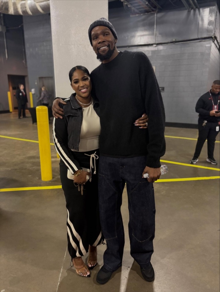 世界杯官方信息发布-帕金斯晒照：好久没见到杜兰特了 但我的妻儿去看了场他的比赛